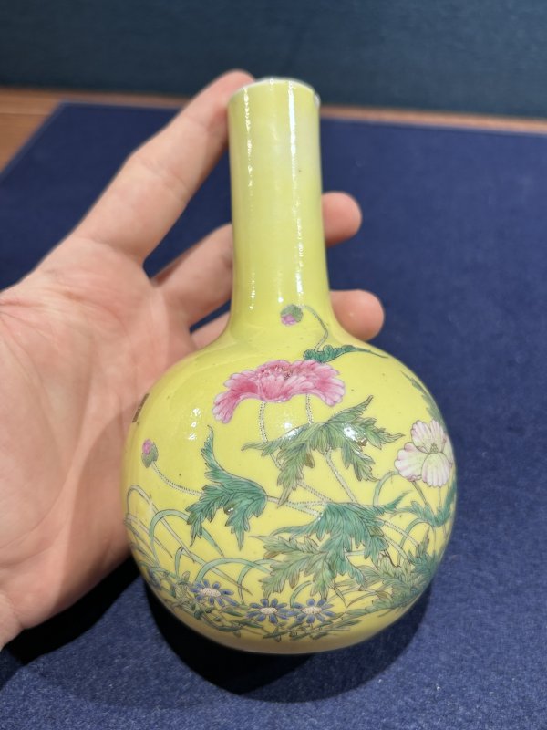 民国 黄地粉彩蜀葵纹瓶 - 图6