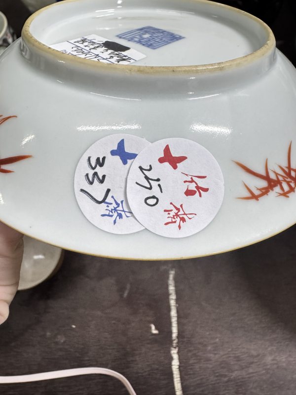 清 白地轧道粉彩花卉纹盘 - 图2