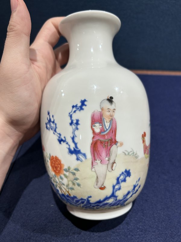 民国 粉彩乾隆鸡缸杯图胆瓶 - 图2