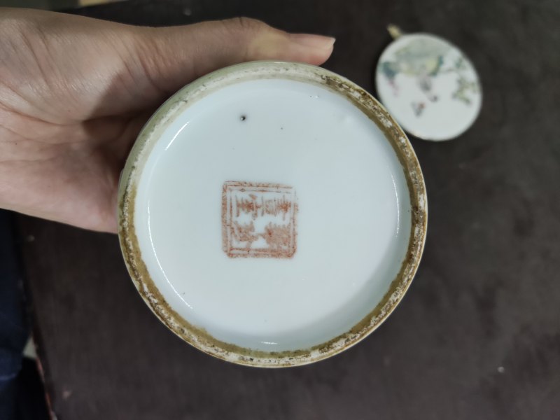 清 罗仲林款粉彩桃花美人盖缸 - 图5