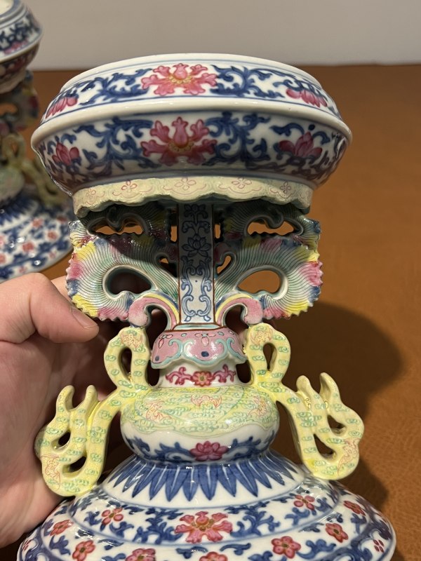 清乾隆 青花粉彩缠枝花卉纹供座（一对） - 图3