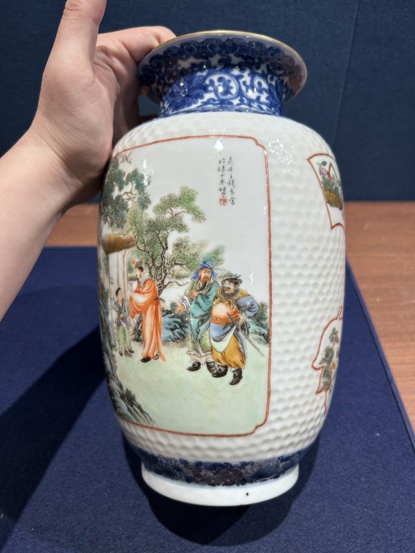 民国 王锡良粉彩开光虎溪三笑 三顾茅庐图瓶 - 图5