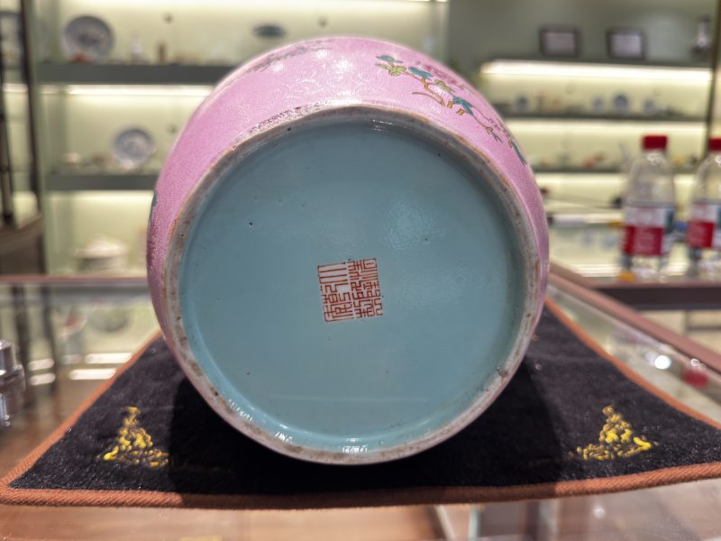 清 胭脂红轧道花卉纹瓶 - 图7