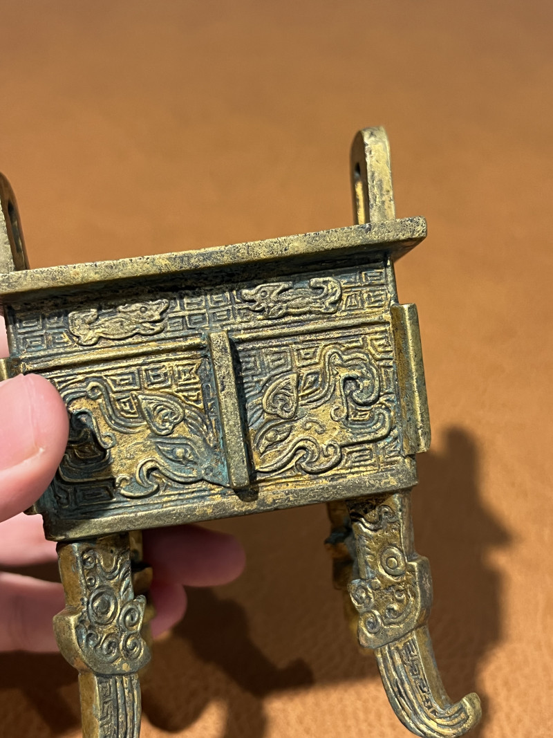 清乾隆 铜鎏金饕餮纹出戟鼎式香薰 - 图7