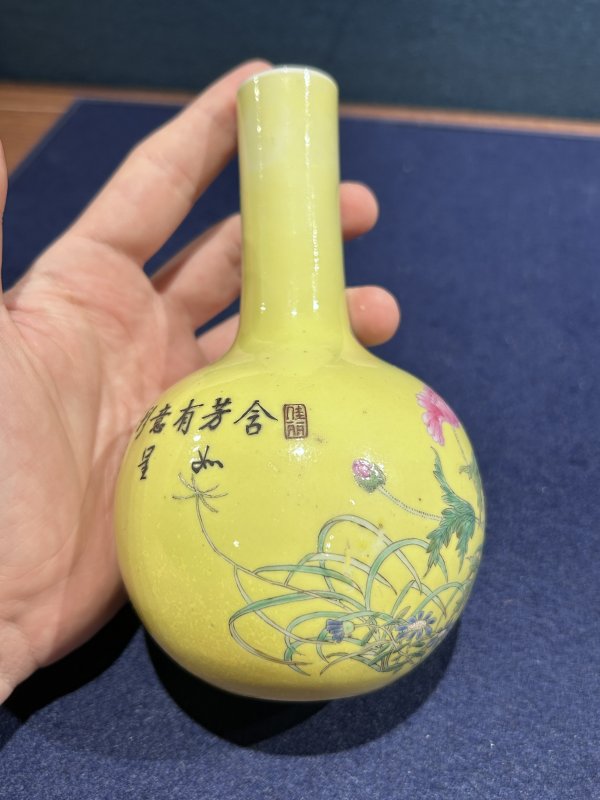民国 黄地粉彩蜀葵纹瓶 - 图7