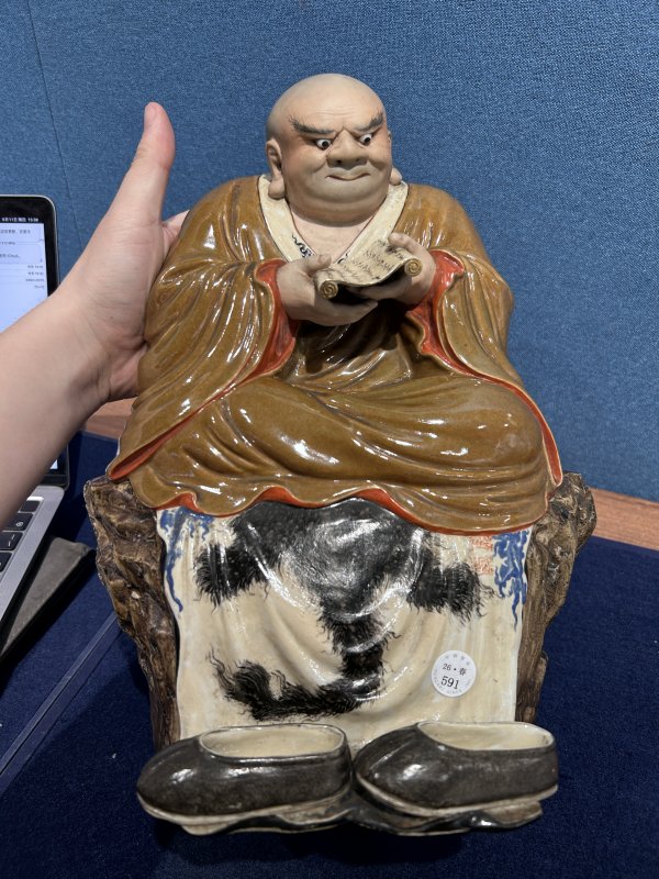 民国 曾龙升粉彩诵经罗汉瓷塑 - 图2