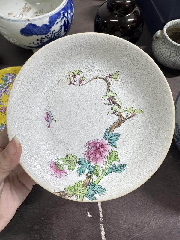 清 白地轧道粉彩花卉纹盘 - 图3