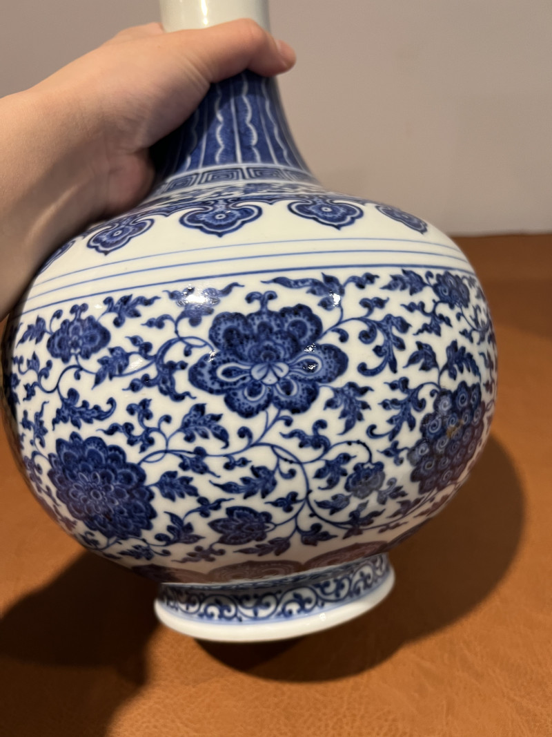 清乾隆 青花缠枝莲纹赏瓶 - 图10