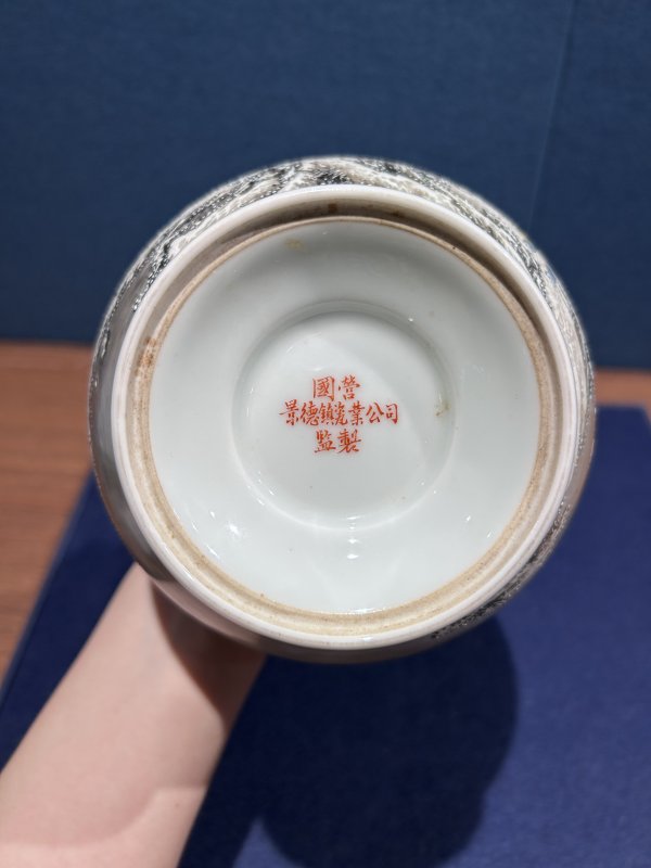 1950年作 粉彩雪景图瓶 - 图8