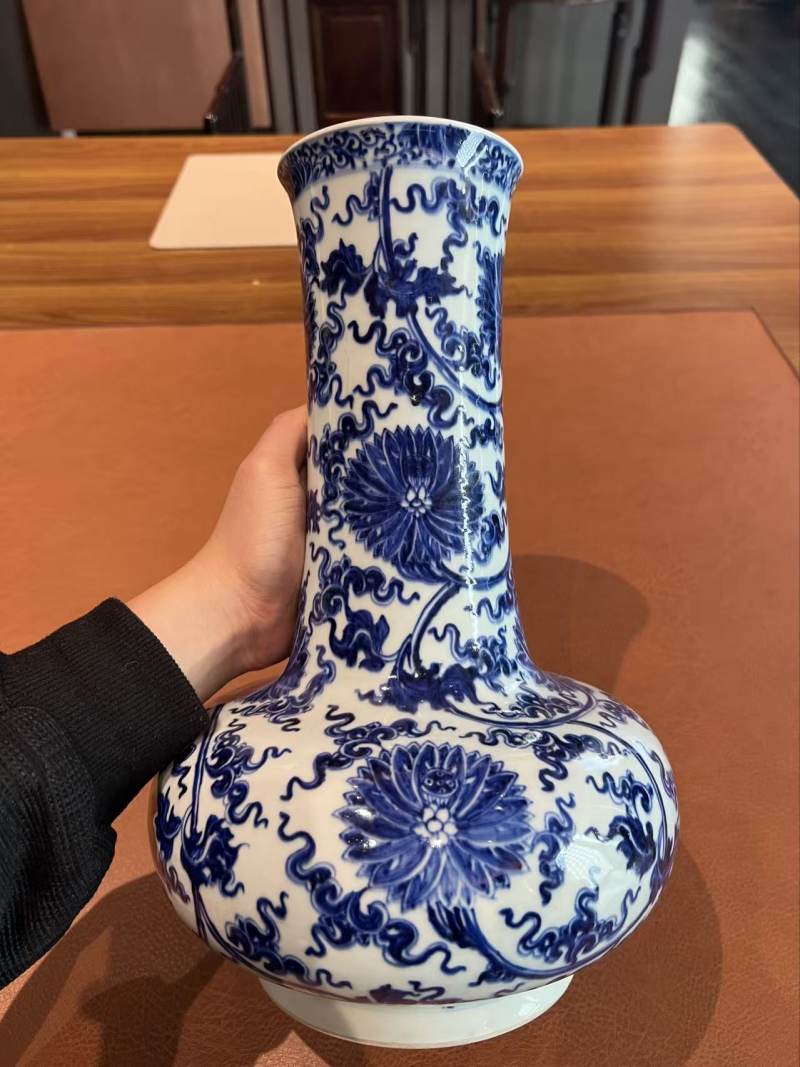 清康熙 青花缠枝莲纹长颈瓶 - 图2