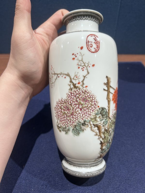 民国 竹溪粉彩丛菊图瓶一对 - 图3
