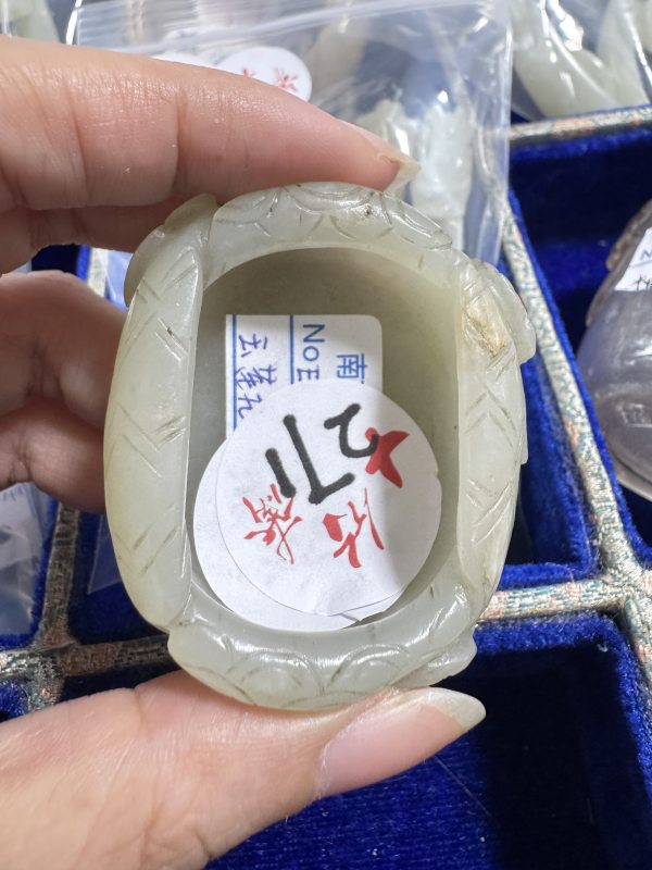 清 玉雕莲花形水呈配座 - 图3