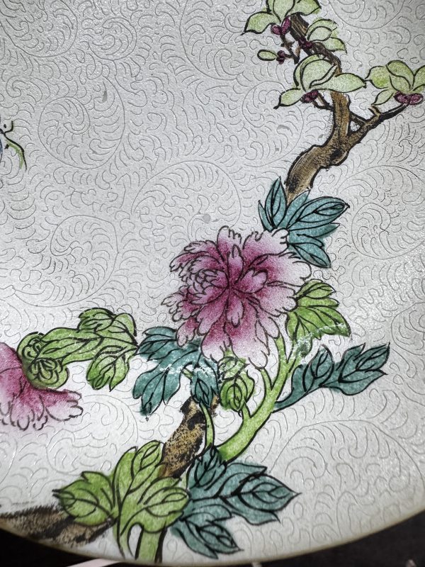 清 白地轧道粉彩花卉纹盘 - 图4