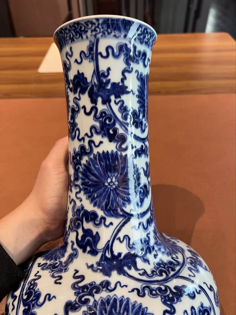 清康熙 青花缠枝莲纹长颈瓶 - 图3