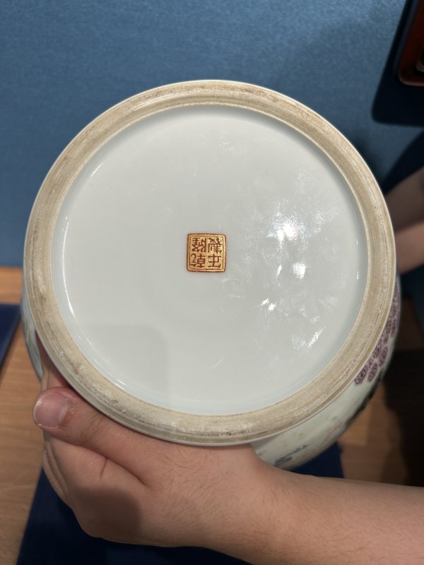 1970年作 粉彩东山行乐图瓶 - 图7