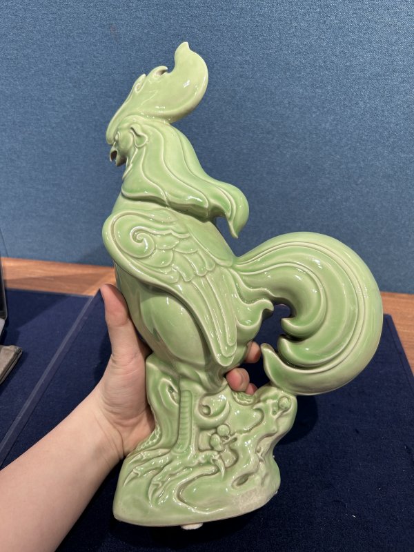 1950～60年作 曾龙升粉彩青釉雄鸡瓷塑 - 图2