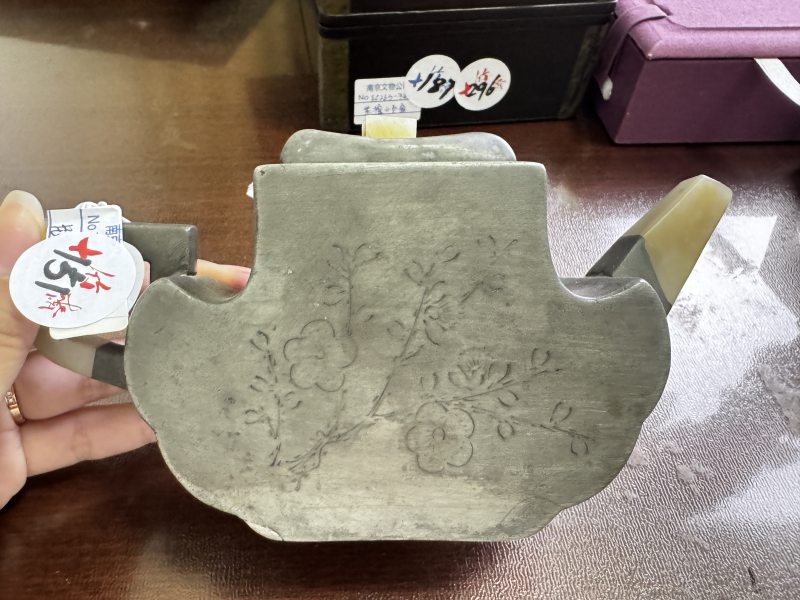 清 三镶玉花卉诗文如意形锡包紫砂壶 - 图3