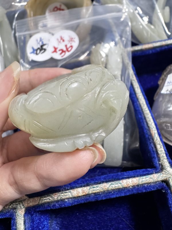 清 玉雕莲花形水呈配座 - 图4