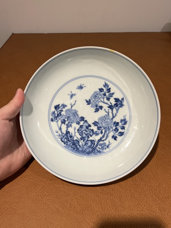 清雍正 青花牡丹花蝶纹盘 - 图2