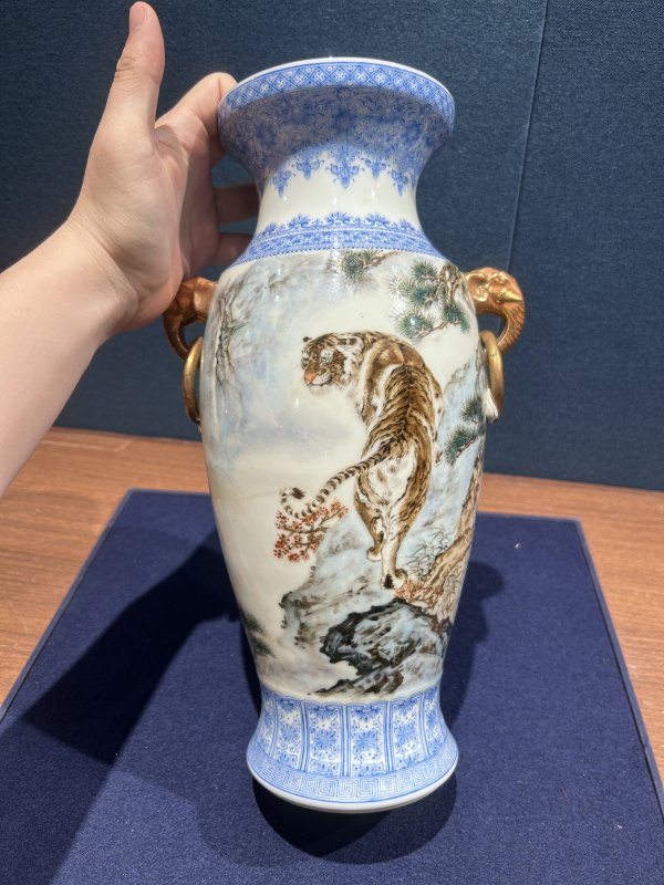 1960年作 徐天梅粉彩虎震山岗图象耳瓶 - 图2