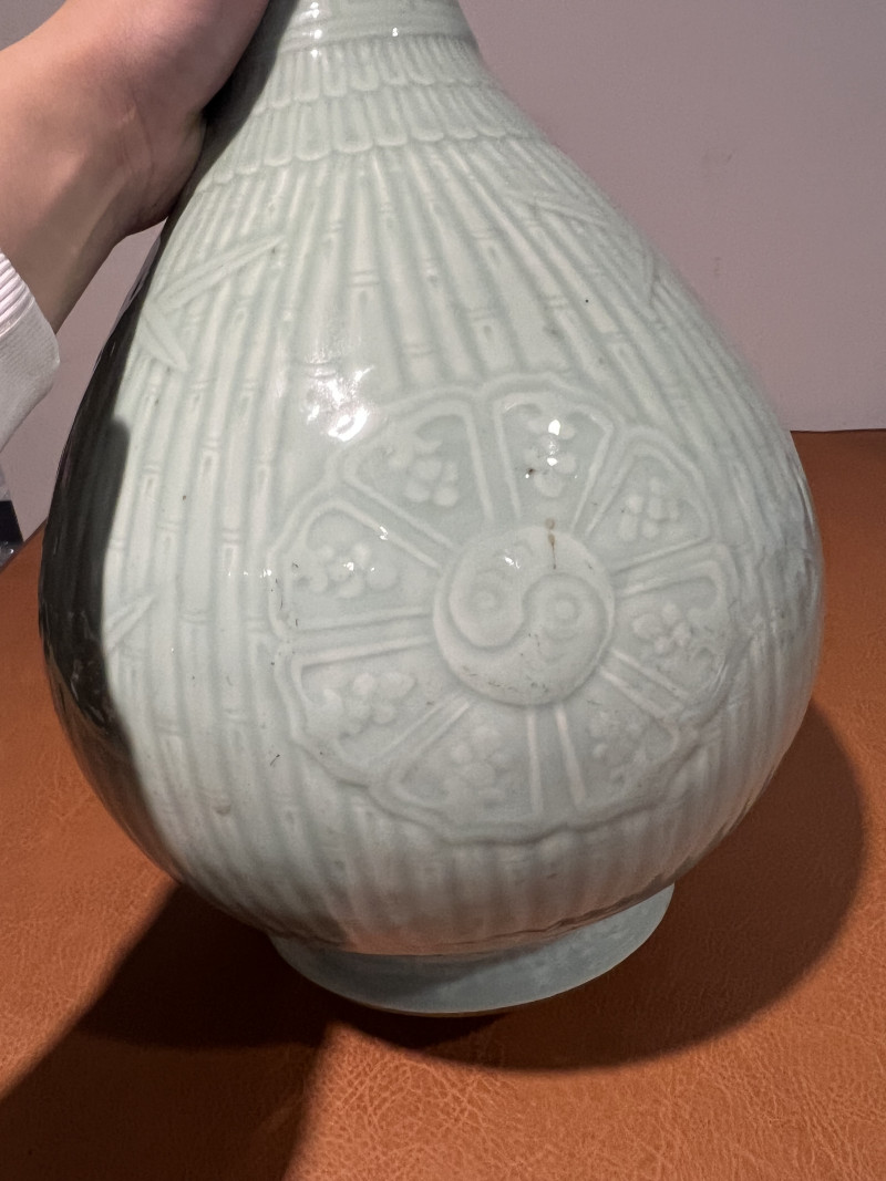 清乾隆 粉青釉暗刻竹节八卦纹胆瓶 - 图5