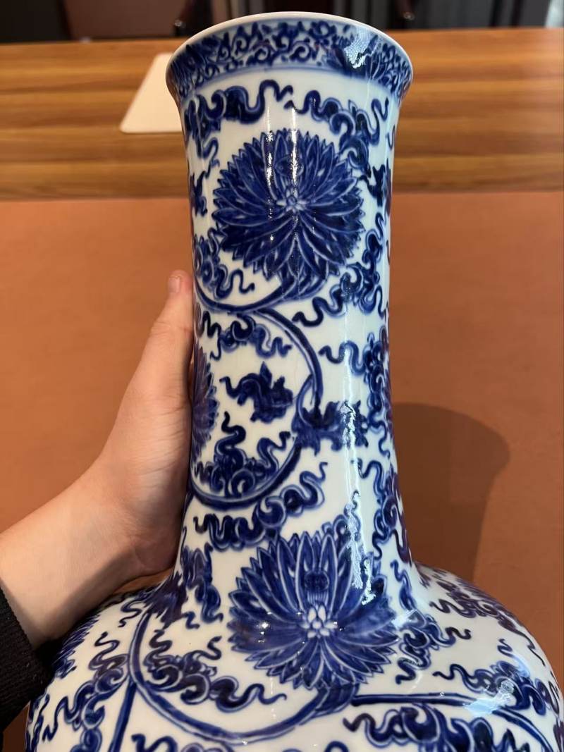清康熙 青花缠枝莲纹长颈瓶 - 图4