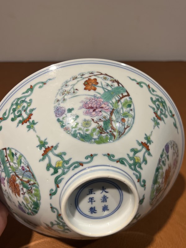 清雍正 斗彩开光四季花卉团蝶纹斗笠碗 - 图12