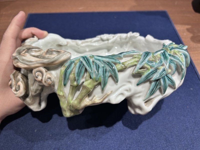民国 粉彩梅竹灵芝雕塑笔洗 - 图2