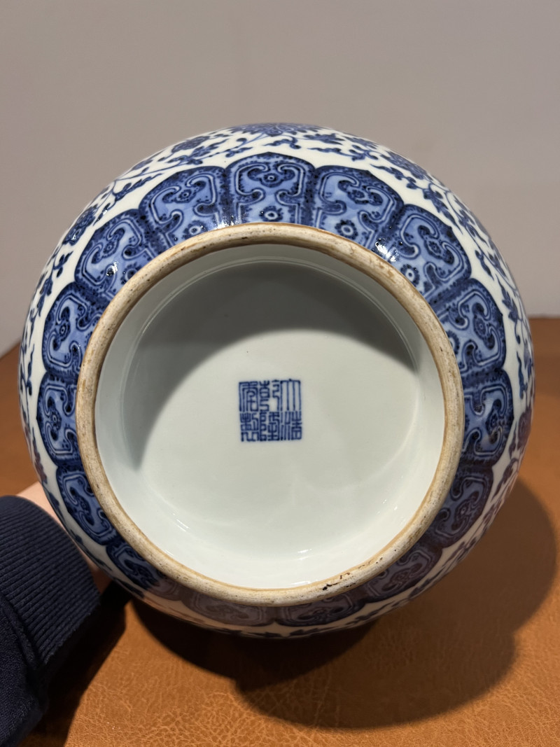 清乾隆 青花缠枝莲纹赏瓶 - 图11