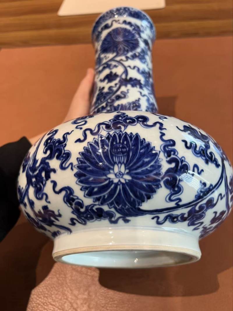 清康熙 青花缠枝莲纹长颈瓶 - 图5