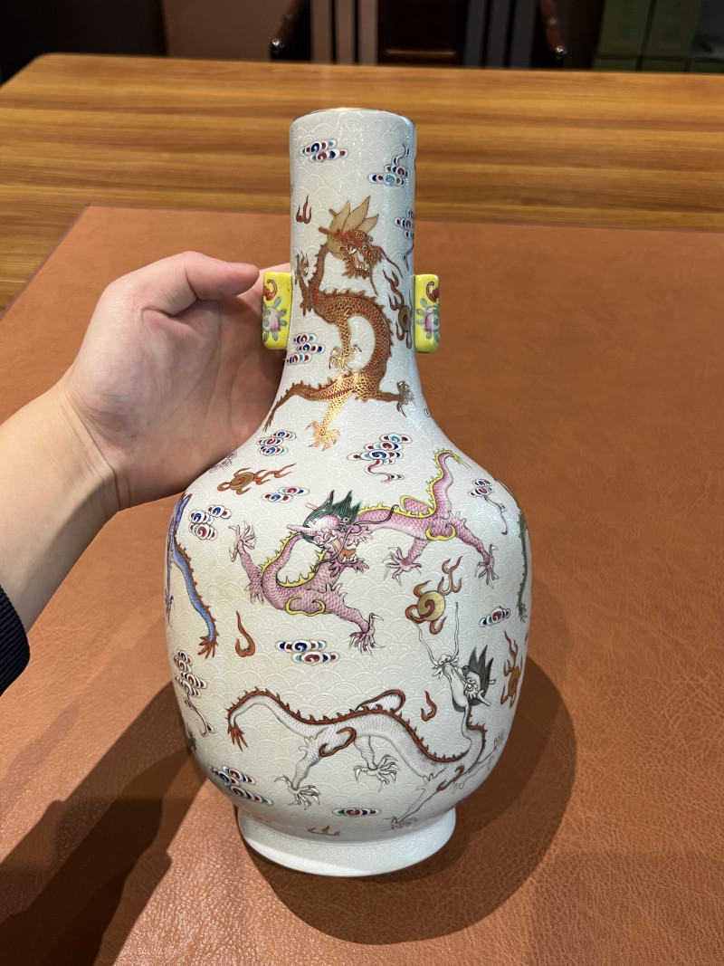 清咸丰 粉彩轧道龙纹双耳瓶 - 图3