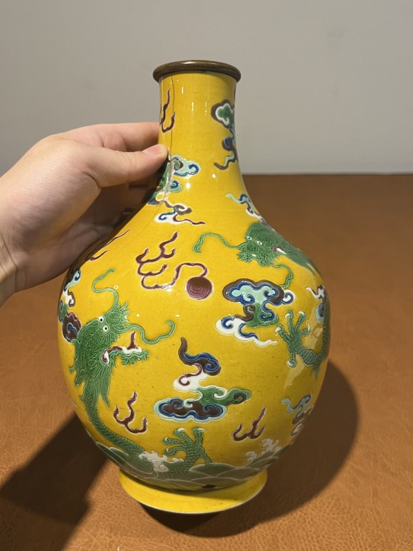 清嘉庆 黄地三彩苍龙教子纹瓶 - 图2