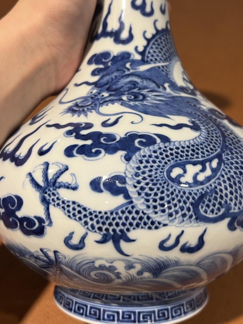 清嘉庆 青花云龙纹撇口瓶 - 图5
