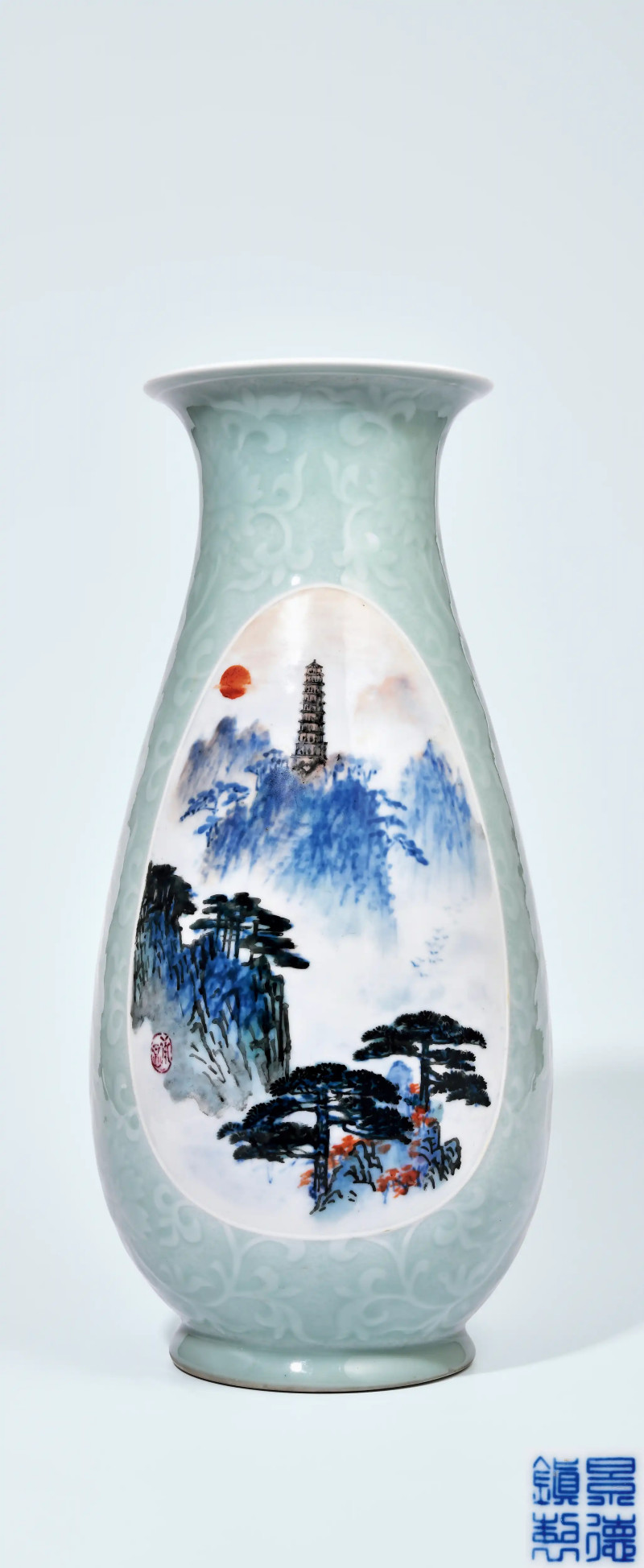1960年作 王承显青釉开光青花斗彩山水图琵琶瓶