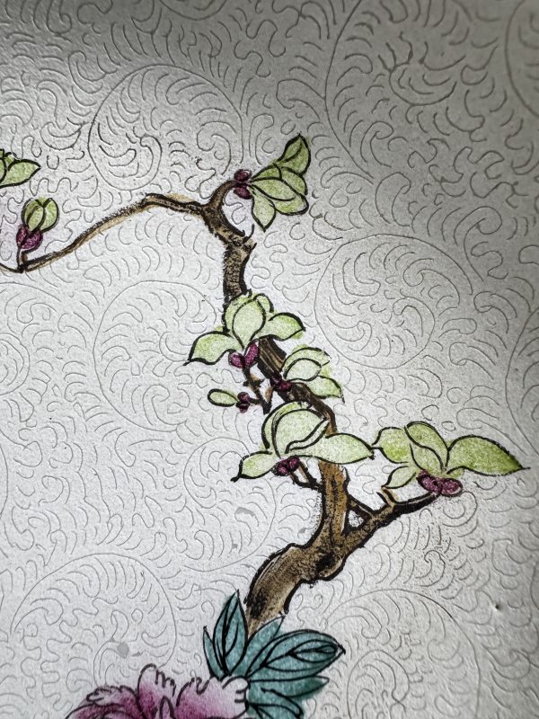 清 白地轧道粉彩花卉纹盘 - 图6