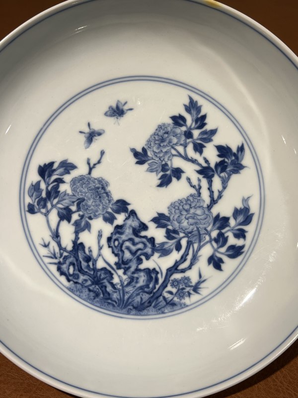 清雍正 青花牡丹花蝶纹盘 - 图3
