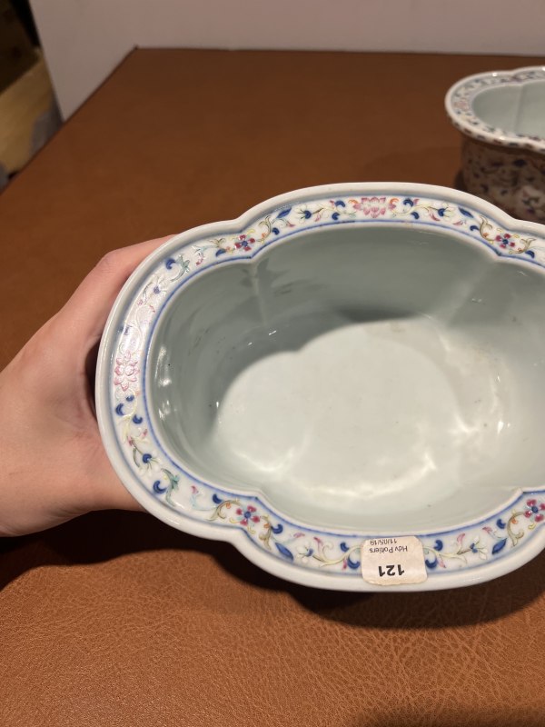 清道光 洋彩缠枝莲纹海棠形水仙盆（一对） - 图17