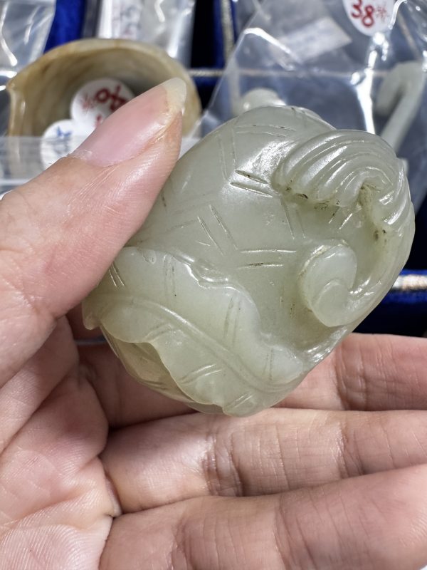 清 玉雕莲花形水呈配座 - 图6