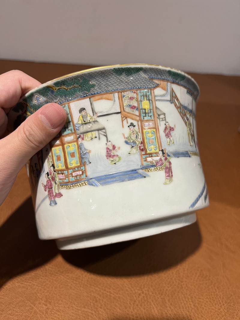 清中期 粉彩庭院人物盆 - 图7