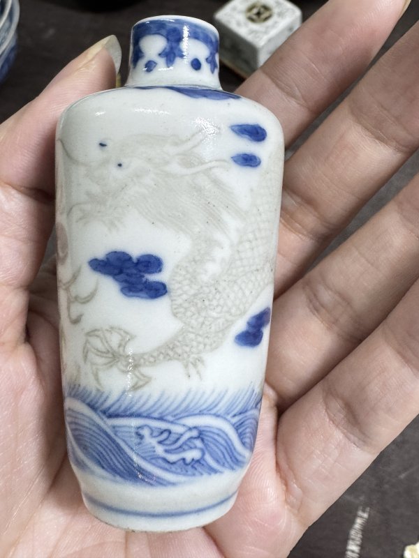 清 青花釉里红双龙戏珠纹烟壶 - 图5