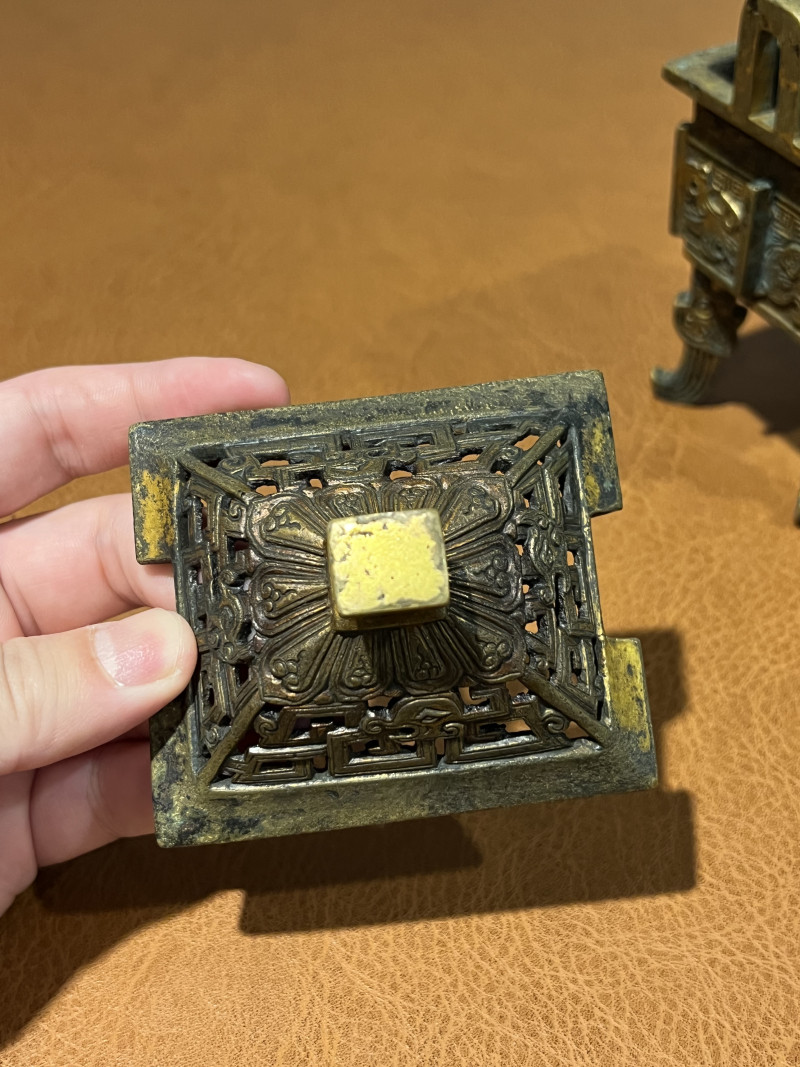 清乾隆 铜鎏金饕餮纹出戟鼎式香薰 - 图9