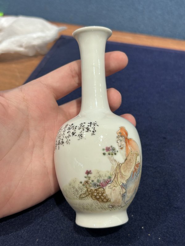 1933年 作王琦粉彩渊明采菊图瓶 - 图2