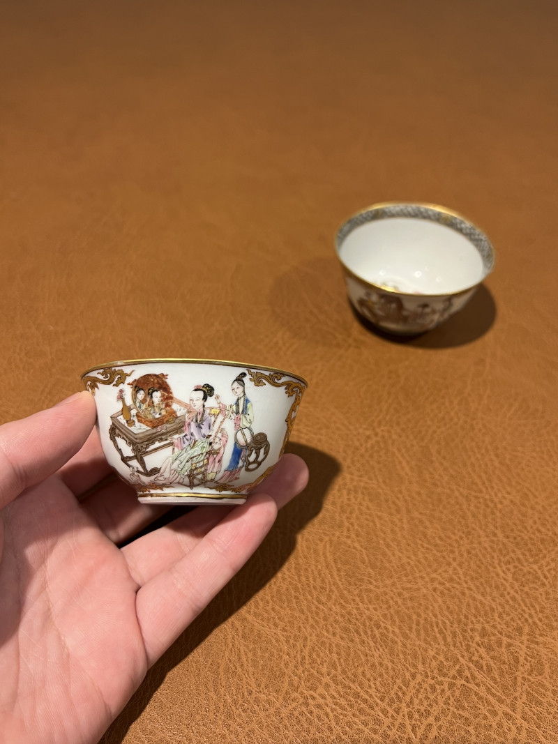 清雍正 珐琅彩仕女人物开窗花卉纹杯（一对） - 图2
