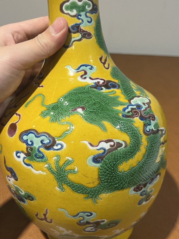 清嘉庆 黄地三彩苍龙教子纹瓶 - 图3