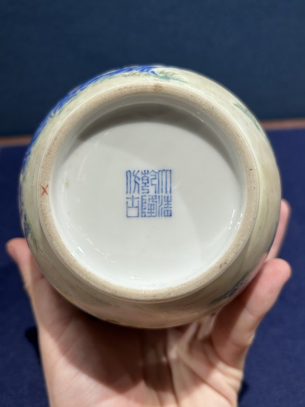 民国 粉彩乾隆鸡缸杯图胆瓶 - 图7