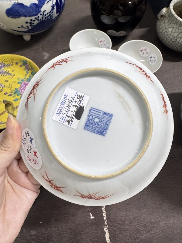 清 白地轧道粉彩花卉纹盘 - 图7