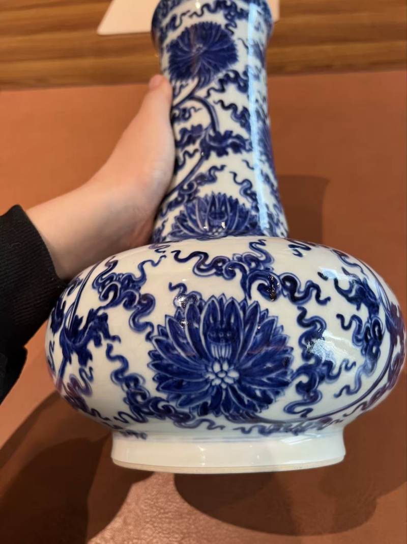 清康熙 青花缠枝莲纹长颈瓶 - 图7