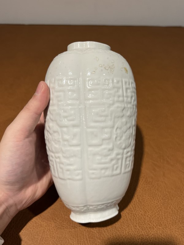 清乾隆 白釉模印夔龙纹瓶 - 图6
