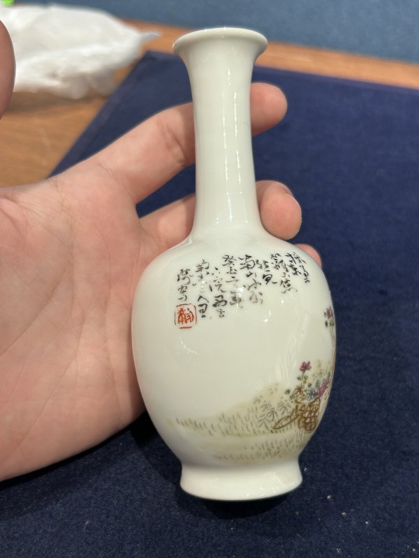 1933年 作王琦粉彩渊明采菊图瓶 - 图3