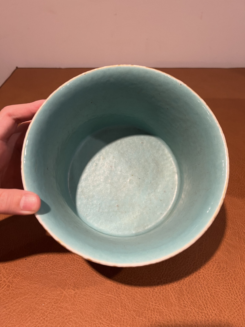 清中期 粉彩庭院人物盆 - 图8